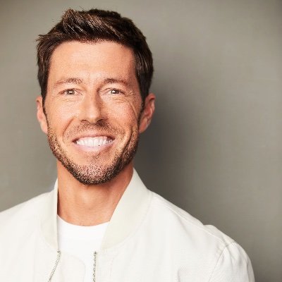 🎤 Car karaoke pro | 🐶 Dog dad | 🥦 Vegetable whisperer.
Eat better, move more, and build a body & life you're proud of.
Get started today ⬇