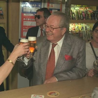 Puse el apodo de un señor de mi pueblo. Era falangista. Yo también.
Católico tradicional, fumador, sin tatuajes... En fin, no le caigo bien al mundo moderno.