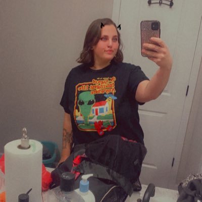 Just a fs worker and of girl. I love little piggy’s who serve. Hit my dms. My Venmo is @goodman-love1998