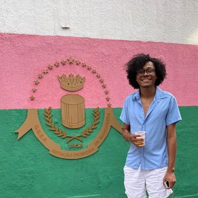 Um louco, talvez surtado por televisão, cinema, livros e carnaval, também sou um torcedor apaixonado do timão, Novo império e Estação Primeira de Mangueira