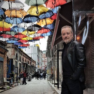 Zamanın bir yerinde, nokta atışı bir coğrafyaya denk gelmek ve garip türlerin içinde hayatta kalma mücadelesi vermek...