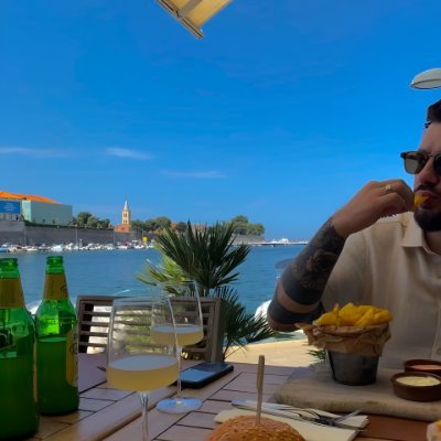 Zawód: typer – mistrz w zgadywaniu, co na pewno się nie wydarzy. Filantrop: charytatywnie przegrywam za innych. 😎💸