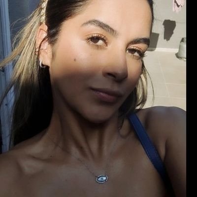 Ainda que haja noite no coração, vale a pena sorrir para que haja estrelas na escuridão🦋