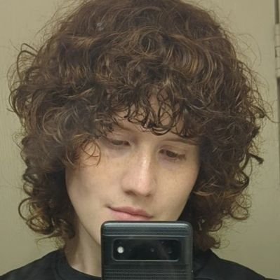 schwartzavie's profile picture. Avie | They/She |