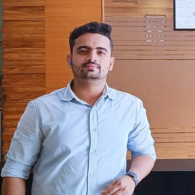 यथार्थवादी हूं केवल तर्क का सम्मान करता हूं।