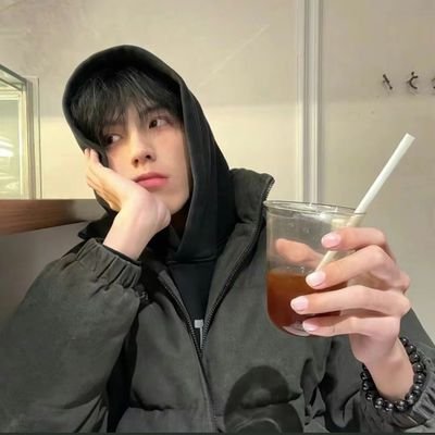 yiiii748059's profile picture. 男高  0  碑林区  美术生