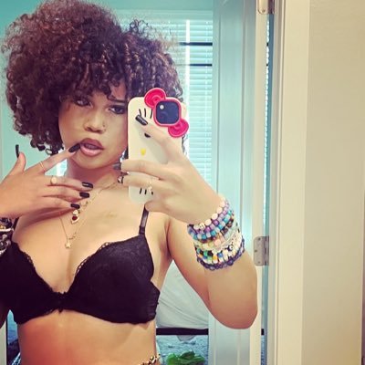 s3xwithsofi4's profile picture. im sexy and ik it👩🏼‍❤️‍💋‍👩🏼