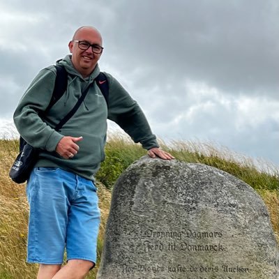 Er rød inden for sportsverden - Liverpool FC, Danmark og AaB. politisk mere blå end rød. Blander mig nogen gange i noget jeg ikke burde.