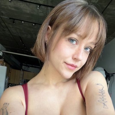 ellalvy71's profile picture. 