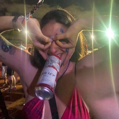 theeebiao's profile picture. always breaking the fourth wall