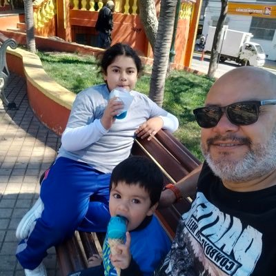 Liguano adoptado, colocolino de corazón, fan de los Lakers, rockero y computin