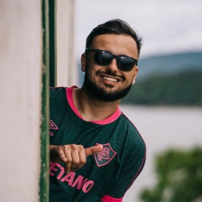 23 - Jornalista com excesso de clubismo nesse site e as vezes comentarista de WWE