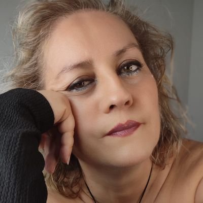 Soy sencilla, humilde, maravillosa y muy evolucionada como corresponde a estos tiempos que corren. #espiritual y humana.