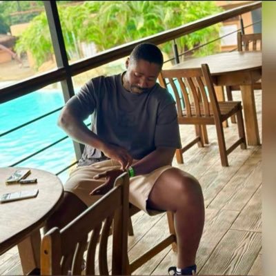 Dated girls with mad baggage, ain't that a trip? • @LFC •Officer👮♂️•Sporadic weightlifter 🏋️♀️