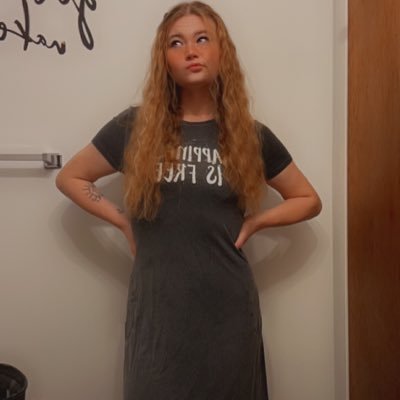 alien_blondie's profile picture. 