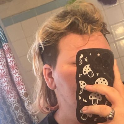 He/they 19, I like to write poetry and doodle, I like to think that I’m funny ❤️
