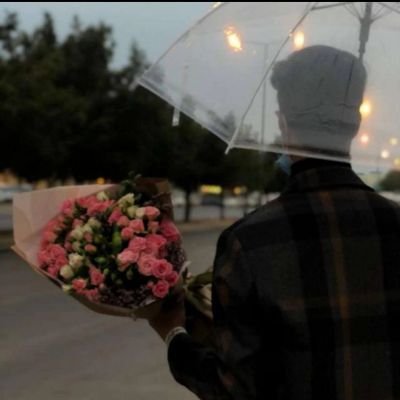 كائن ودود منحاز للنور والغيوم يرتدي البساطة ويتغذى باللطف ويحلم بالسلام الدائم