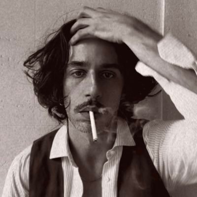 https://t.co/8p2iWheoQO 🍷 cantor/compositor/ator/professor de canto e preparador vocal 🌿 ouça meu disco 'mal dos trópicos’