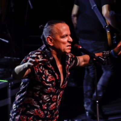 Productor, cantante y compositor @ritmo_peligroso y cantante en @rockentuidioma. Amante de los animales y cinéfilo de toda la vida!
