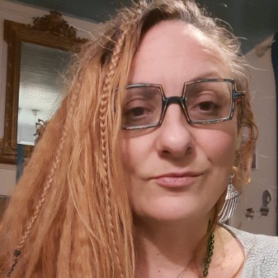 artflow1205's profile picture. Artiste atypique pro,  peintre, sculpteur, et illustrations papier et numerique. je suis curieuse de tout!  aime les bois, la plage, les balades et la forêt!