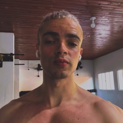 Jornalista e Criador de Conteúdo – Pensador existencialista nas horas vagas, não exatamente nessa ordem; tuito sobre tudo e nada ao mesmo tempo.
