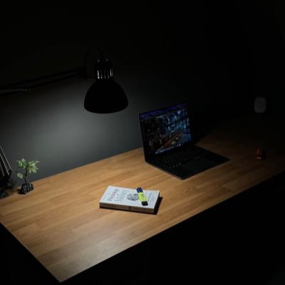 launrated's profile picture. I write stuff. | Marketer📲 | Strategist ♞ | Copywriter ✍️🏻