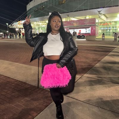 iMechelleNecole's profile picture. 😘 Definitely Not Your Girl