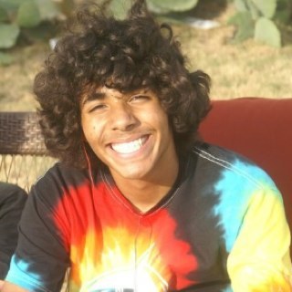 theotherLouie's profile picture. awkward.