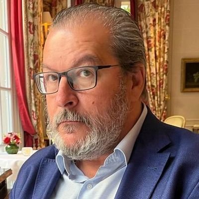 Fernando Lázaro على X: "Dep. Se va un grande de este oficio del periodismo,  una referencia. Muere Víctor de la Serna, fundador de EL MUNDO y muchos  periodistas en uno solo https://t.co/2t6w94yRLu