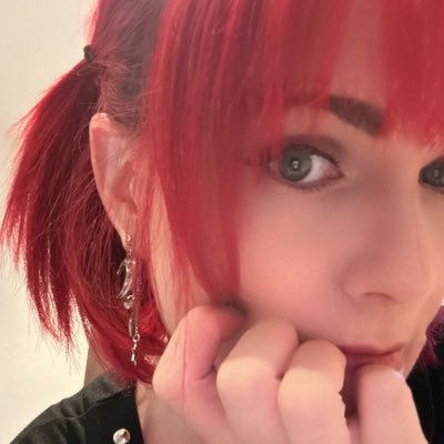 作家 • 毛糸アーティスト・ライトノベルとダンメイ(耽美) 編集者 • ゲームライター• 英語サポート • 琴初心者🔰• 元助教授 🙃💙SPLENDID GOD GIRAFFE / PIERROT ⭐️(she/her)