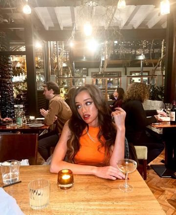 I'm Hanna Greenshield Maria,A stylist,model and a Fashionista.
I am single and willing to get in a relationship with a good man.