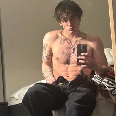 locaisadboi's profile picture. 💴