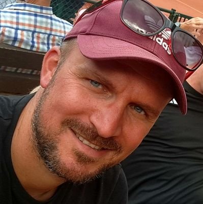 Mark_dHglndr's profile picture. Voetballiefhebber met levensbepalende voorkeur voor PSV | Draagt clubliefde over op de volgende generatie.