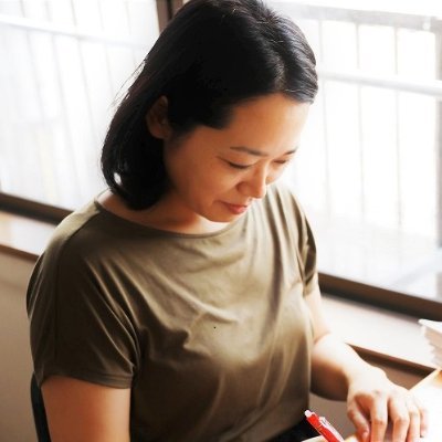 ぬまづ書房 代表取締役。実用児童書の出版社で雑誌編集→営業経験後、転職して漫画編集→編集長をしていました。退職後フリーランス編集として8年（2018年からは再び雇われ漫画レーベル編集長も）→2023年秋に出版社を立ち上げました。 漫画編集は守秘義務があるので、ここでは本の編集やマンガ・本・世相 をつぶやきます