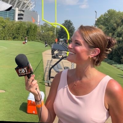 🏈👩🏼💻 @BengalsTalkSI reporter 🎙️@sickpodbengals |Emmy-Winning Sports Broadcaster| IG @elisejessetv