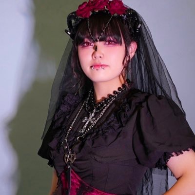 Meny Da Familliar(@MenyDaFamilliar)の下手側ギター🎸 2025年4月にミニアルバムを出しました❣️さらにサブスク配信中!いっぱい聴いてね🥀