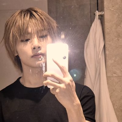En este perfil no se acepta ninguna crítica hacia SUPER JUNIOR 💙 ,vivo en una monarquía en donde SUJU es rey.