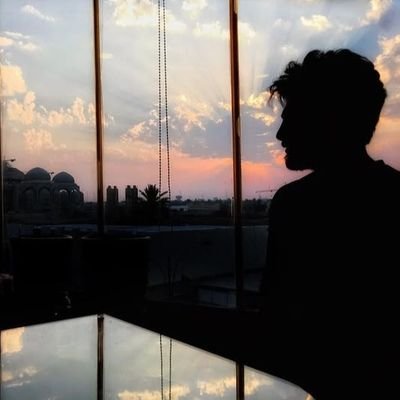 إن بني معرق كريم محبب في أهله حليم ليس بفحاش ولا لئيم
ولا بطخرور ولا سئوم لا يخلف الظن ولا يخيم