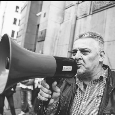 Socijaldemokrata, vodjen idejom: sve će biti dobro na kraju ! ako nije dobro, onda nije kraj.
Da, zaboravih, za sve se navija,Partizan se voli.