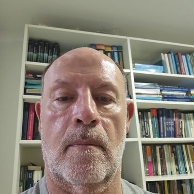 Funcionário Público, Bacharel em Direito e Engenheiro de Sistemas. 62 anos, casado.
