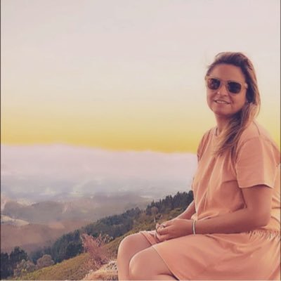Maestra, psicóloga, sportinguista de❤️y estudiante de CC. Religiosas x devoción. Las palabras acercan y los hechos construyen. Gijonesa y asturiana con amor