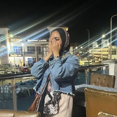 Nothing but a girl chasing sunsets and seeking peace -
كما أبدو.