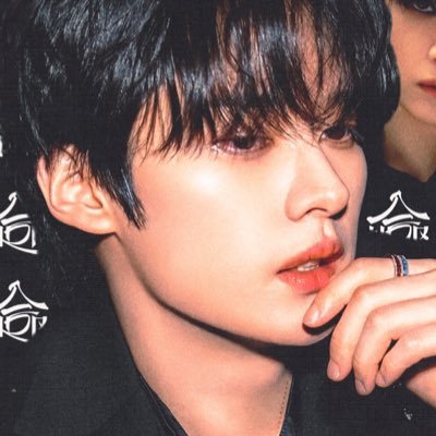 dreamylino's profile picture. how do I make this about minho💭