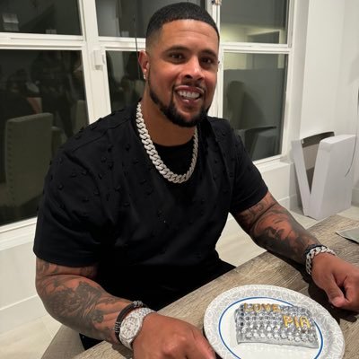 Rodger Saffold athlete profile head shot