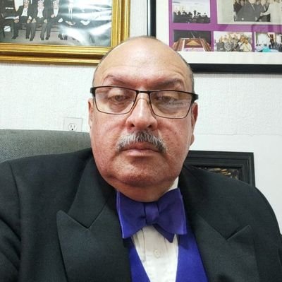 Cuando la muerte se precipita sobre el hombre, la parte mortal se extingue; pero el principio inmortal se retira y se aleja sano y salvo.
Platón