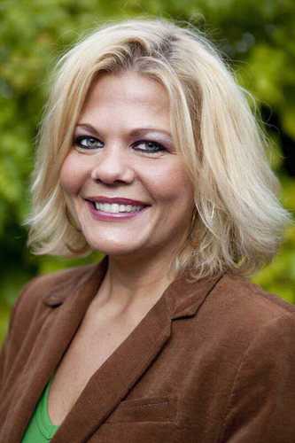 Muriel_Versluis's profile picture. Een vrolijke ondeugd met humor en scherpe geest, die van zakelijk flirten houdt en zowel mens als bedrijf in beweging zet.