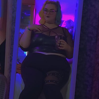 30 something big tiddy alt switch babe with a soft tummy
💖💜💙 Bi but I like girls more 🌌 making a fansly and ManyVids soon!