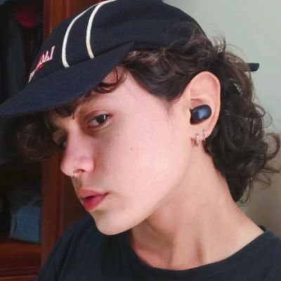 não binário peste praga bicha subterrânea metamorfa
ele/ela