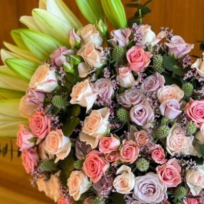 زاهيّه مِثل الوَرد ما اشبه أحد 🌸.