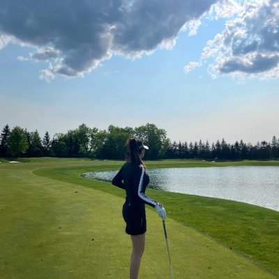ゴルフは、優雅さと挑戦が共存するスポーツ⛳️。一振りごとに、技術と集中力を試され、毎試合は自分自身との戦いです。緑の芝生の上で冷静さを保ち、草の間でクラブを振る瞬間には、無限の可能性と楽しさが広がっています。
この緑のフィールドで、思い切り振り回し、成功の喜びと失敗からの成長を感じましょう⛳️🌟。